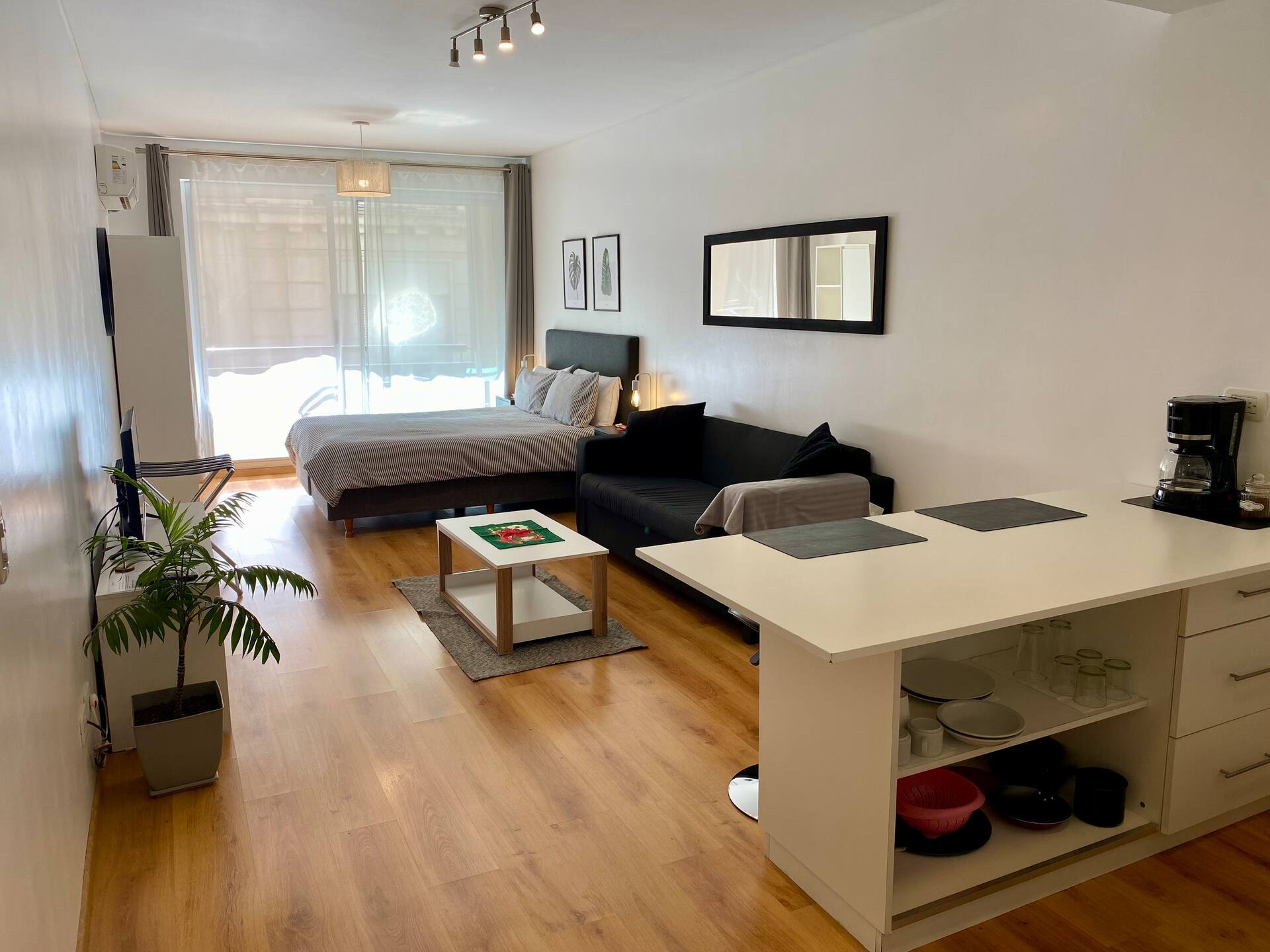 One-bedroom apartment with balcony in Monserrat