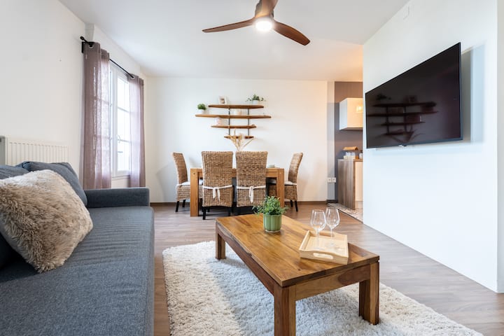 En un ambiente suave y natural, relájate en este luminoso salón de estilo depurado. Cómodo sofá, mesas de madera, detalles decorativos cuidados… un espacio perfecto para compartir un momento de paz o una cena agradable. ☕✨