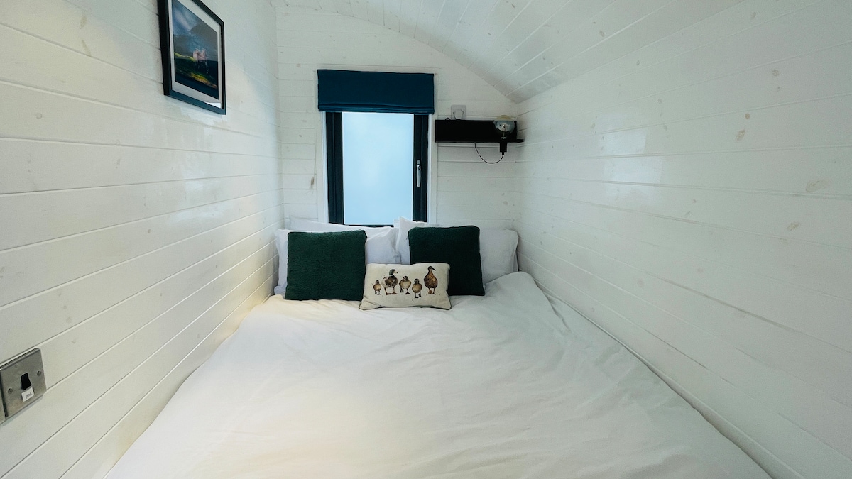 Krevat dopio i rehatshëm, dyshek premium me një mbulesë luksoze me shkumë memorieje për të siguruar një gjumë të thellë.