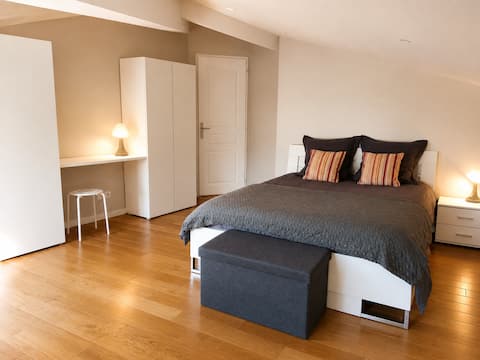 Spacious 120 m2, 3 bedrooms, 2 bathrooms, air conditioning, near the station