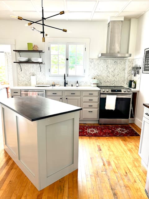 Modern & Central Treehouse Apartment