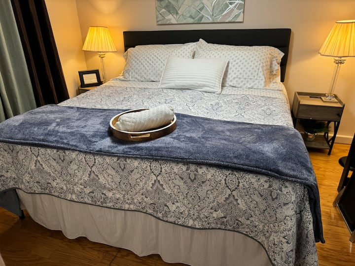 تحتوي الغرفة على سرير بمقاس كبير وثلاجة ومروحة وتلفزيون ونيتفليكس وطاولة كي ومكواة وتكييف هواء وتدفئة.