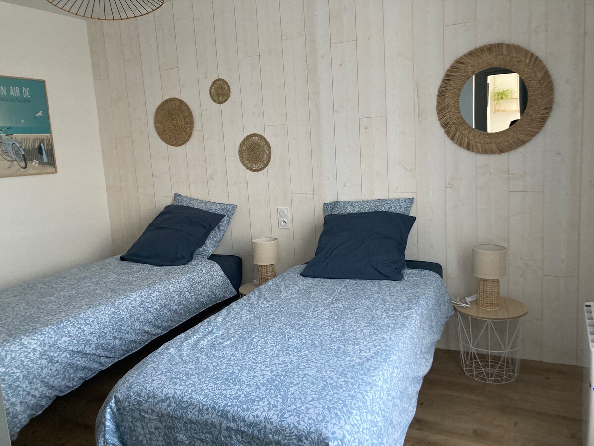 2 מיטות של 90x200
יש מצעים 
אפשרות על פי בקשה לאחד את שתי המיטות כדי ליצור רק אחת גדולה