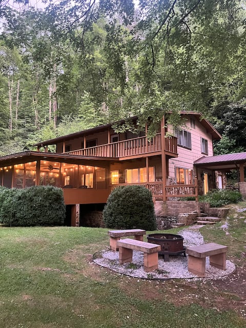 Mountain Lake House, hiking, hot tub, fishing!