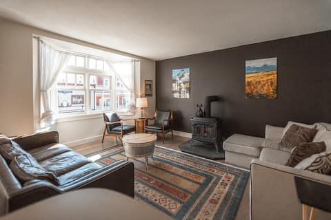 Top Airbnb: The Bookstore Apartment in Kootenay Boundary