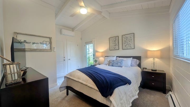 La habitación cuenta con una cómoda cama queen, un televisor, un calentador independiente, un aire acondicionado minisplit, una puerta francesa, un ventilador de techo y un vestidor.