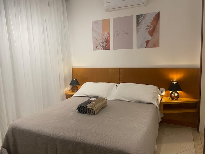 ห้องพักแบบเอ็นสวีทที่สามารถเข้าถึงระเบียงด้านหน้าและมีวิวทะเล เครื่องปรับอากาศแบบแยก สมาร์ททีวีขนาด 60" ตู้เสื้อผ้าแบบเดินเข้าได้ เตียงคู่ และม่านกันแดด