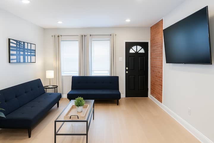 להירגע בסלון מעוצב להפליא עם שתי מיטות פוטון נוחות וטלוויזיה גדולה עם מסך שטוח - מושלמת לישיבה, לילות קולנוע או מרחב שינה נוסף במהלך השהייה.