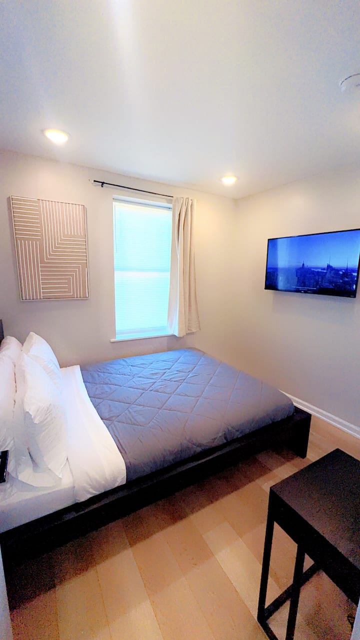 חדר השינה הנוח הזה כולל מיטת קווין סייז, טלוויזיה עם מסך שטוח, וילונות מחשיכים, שולחן צד, טעינת USB, מנורה וארון מרווח לכל צרכי האחסון שלכם.