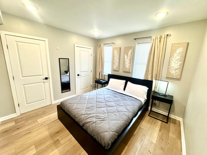 חדר השינה הנוח הזה כולל מיטת קווין סייז, טלוויזיה עם מסך שטוח, וילונות מחשיכים, שולחן צד, טעינת USB, מנורה וארון מרווח לכל צרכי האחסון שלכם.