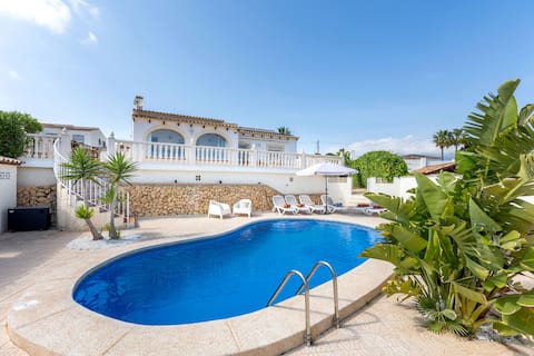 Quiet villa with heated pool and outdoor kitchen