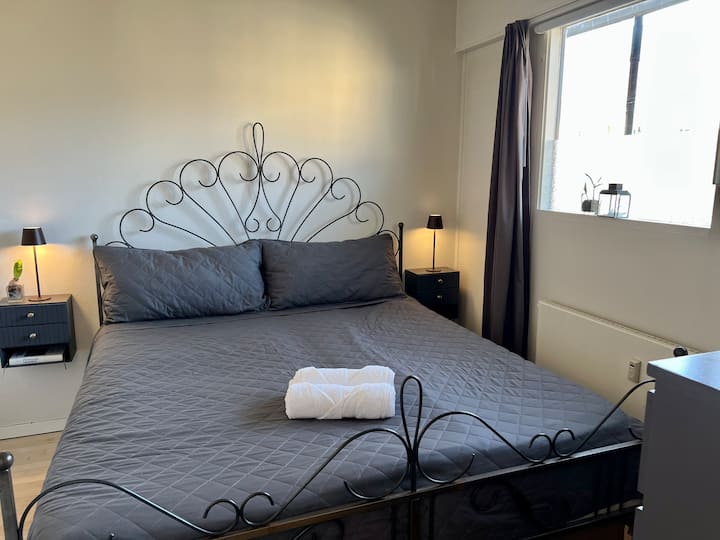 Dormitorio con cortinas opacas