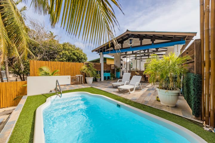 Oceanfront Villa de Coral Tropical Beach Retreat