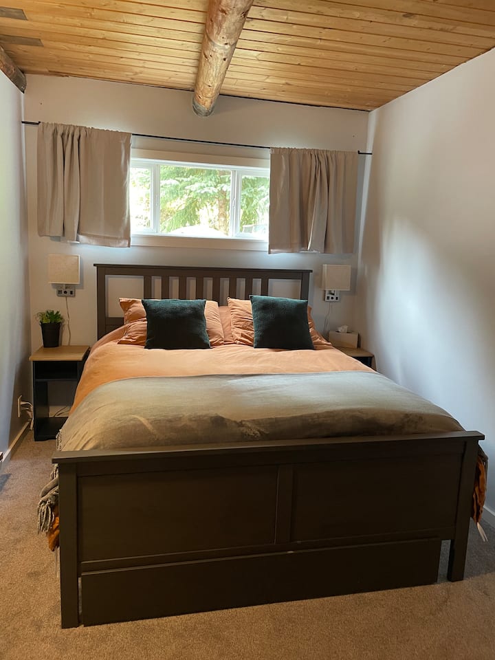 Veľká manželská posteľ v hlavnej spálni na prízemí
