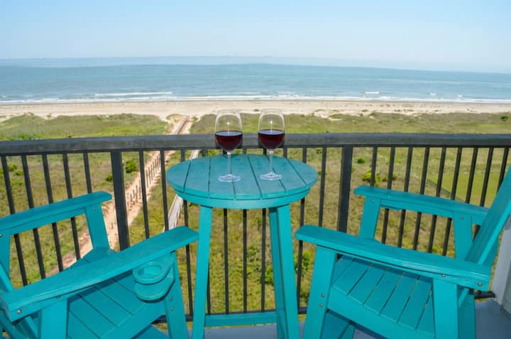 Beachfront 8th Floor Studio - Stunning View - Texas City, TX