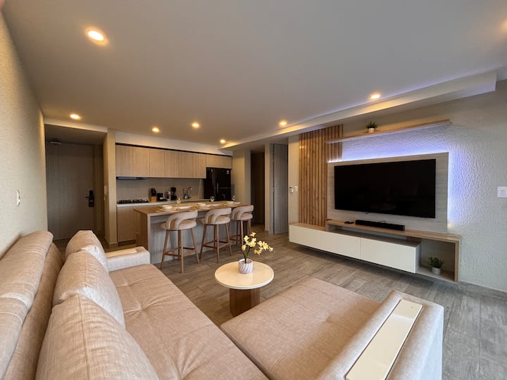 ✨ سالا: استرخ في غرفتك الواسعة، واستمتع بالضوء الطبيعي الذي يدخل من خلال النوافذ الكبيرة بينما تشارك لحظات لا تنسى مع عائلتك.

غرفة ✨ المعيشة: لحظات لا تنسى مع عائلتك.
