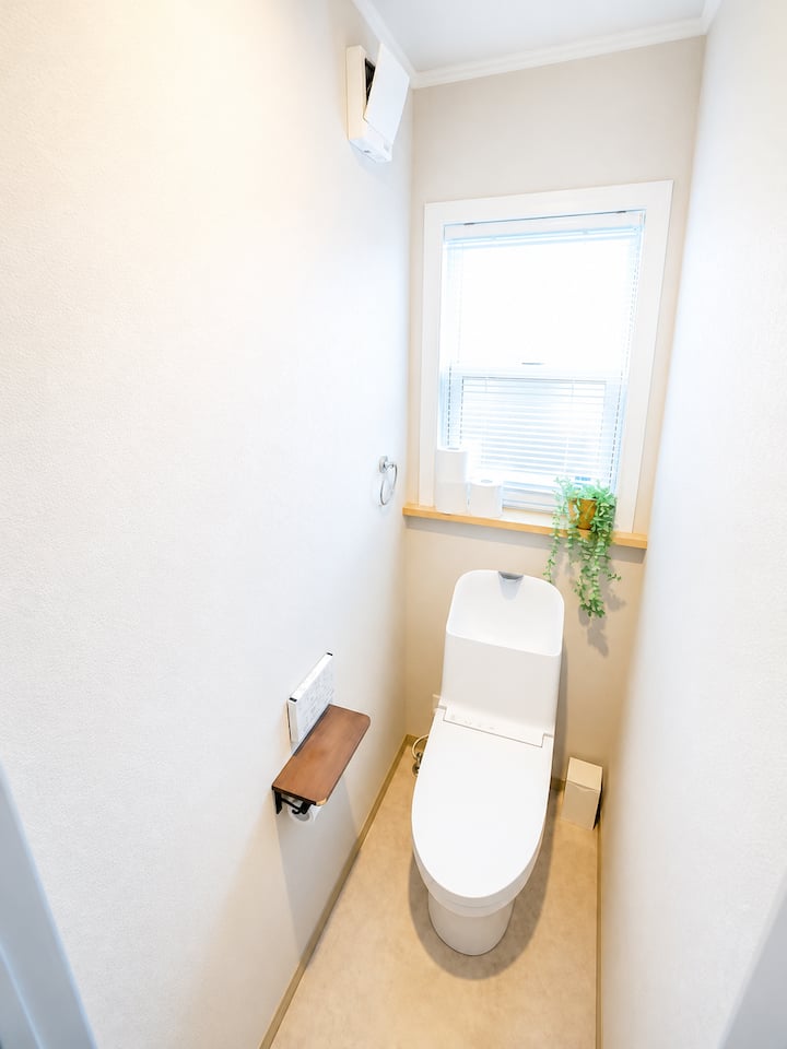 【Restroom】
トイレは1階に1つ、2階に1つになります。
清潔に保たれれておりますので、
安心してご利用いただけます。