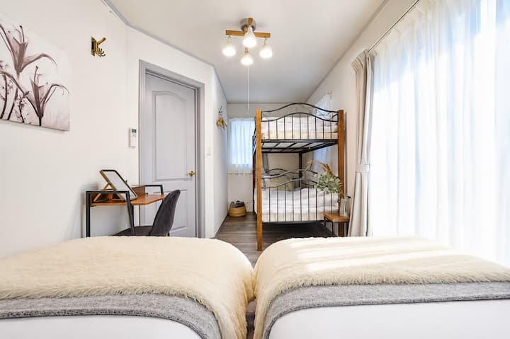 【Bed room】1階の寝室
シングルベッドを2台と２段ベッドをご用意しました。窓からは自然の穏やかな日差しが差し込みます。
ご家族、ご友人、大切な方とゆったりお過ごしできる空間となっております。
ごゆっくりおくつろぎください。