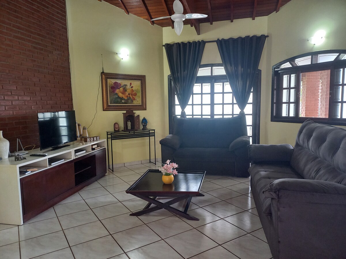 Top Airbnb: Farmhouse in a Gated Community; 24-hour Entrance em Boituva