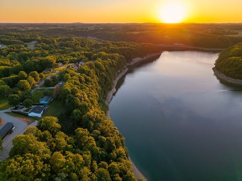 Sleeps 12 · Lakeview · Arcade · Hot Tub