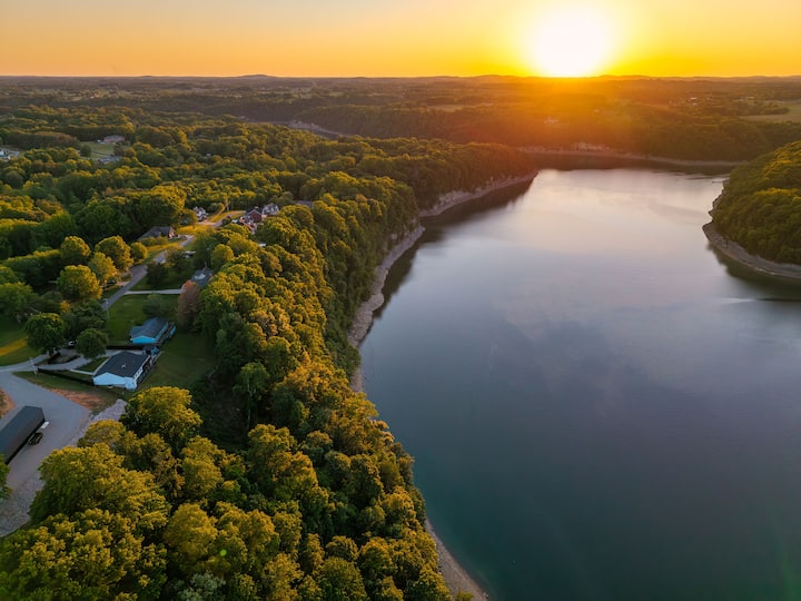 Sleeps 14 · Lakeview · Arcade · Hot Tub