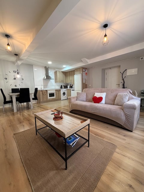 Anuncio de Airbnb popular: Spacious apartment in downtown Santander en Santander