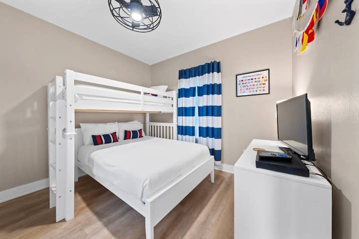 Crystal Tower 904, spálňa 2 s dvoma samostatnými lôžkami nad manželskou posteľou