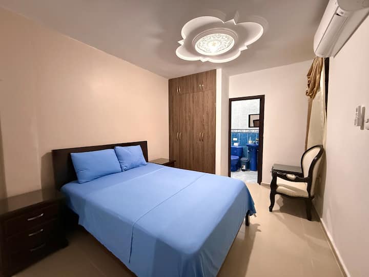 Habitación con cama matrimonial