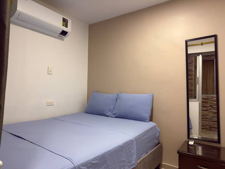 Cama matrimonial doble. Cuenta con aire acondicionado, espejo y mesa de noche.