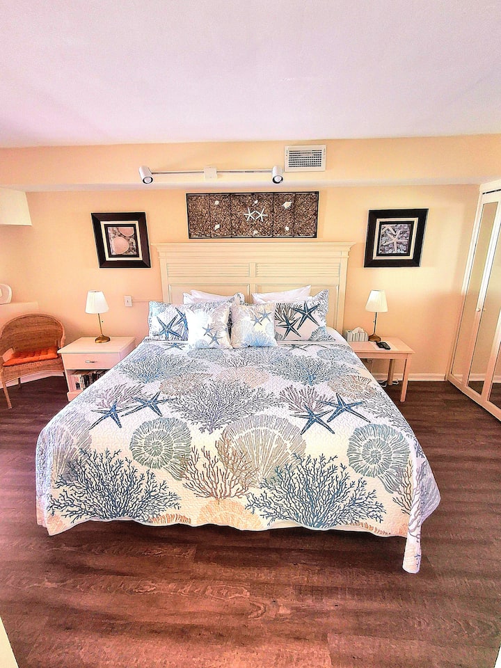 Големата брачна спална соба има доволно простор во плакарот, клупа и стол и голем двоен гардеробер со 6 фиоки.