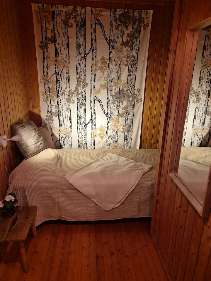 Საძინებელი მთავარ კოტეჯში. Ერთი ერთადგილიანი საწოლი. 