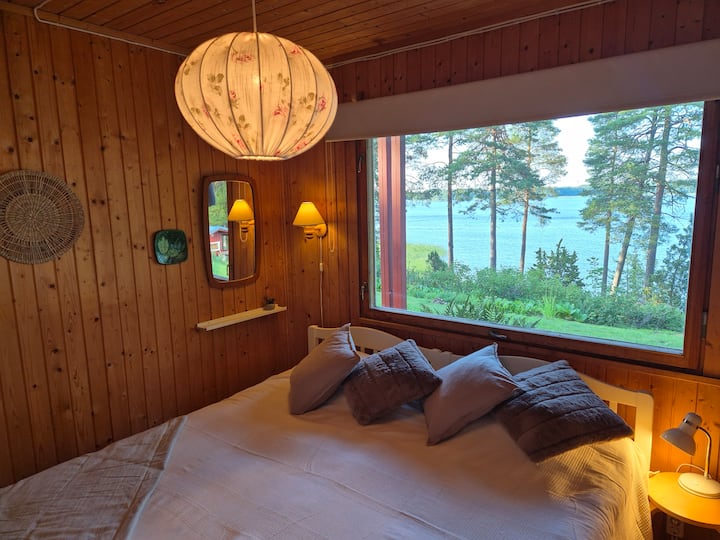 Საძინებელი მთავარ კოტეჯში.