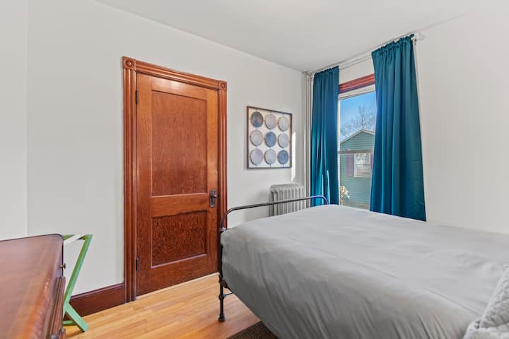 
Гардеробът Double BR има часовник, машина за бял шум, удобно одеяло и въртящ се вентилатор. В спалнята има спа спално бельо, бюро и подходящи странични маси и лампи. *AC  също се доставя от 15 май до 15 септември всяка година. 