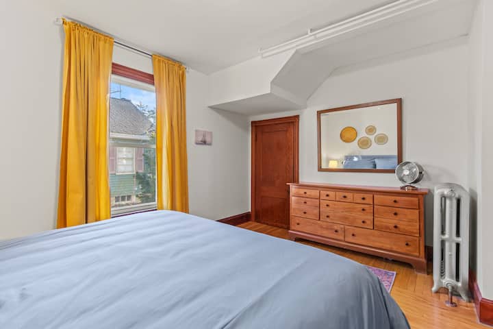 Всяка спалня има спа спално бельо, бюро, въртящ се вентилатор и подходящи странични маси и лампи. 

Гардеробът King BR има часовник, машина за бял шум, удобно одеяло, чаршафи и одеяло, няколко играчки за малки деца и пакет и игра. 