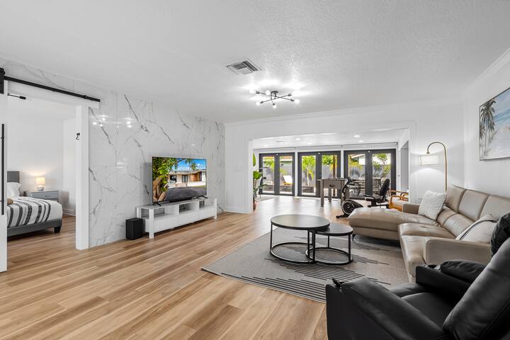 Modern 4BR/Family Friendly/POOL House 5 mins Beach gallery image 3