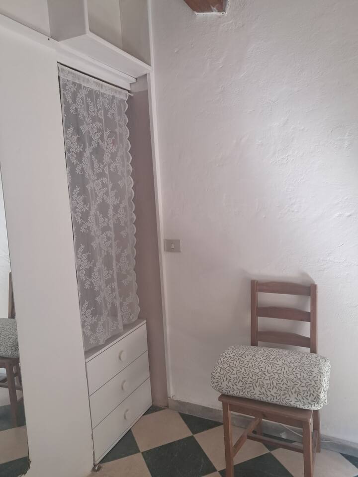 Კედლის პატარა სივრცე კარადაში