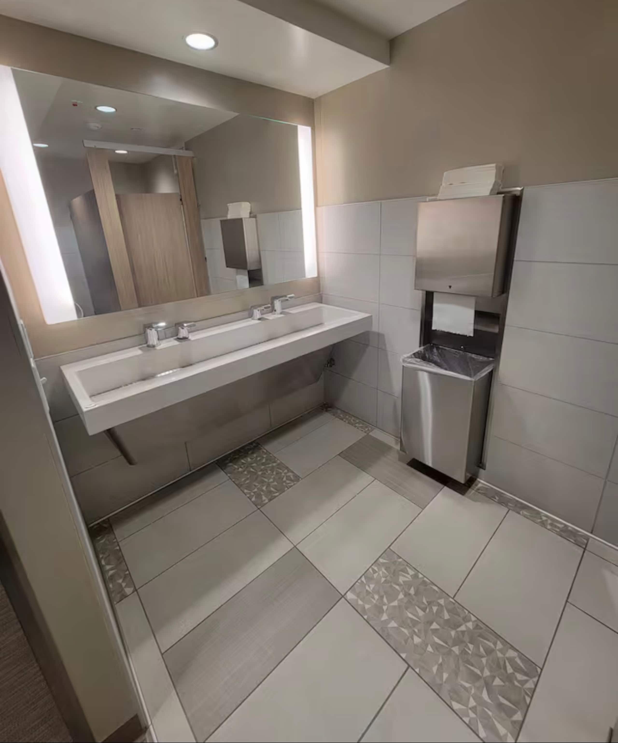 Condo in Honolulu · ★4.9 · 1 bedroom · 3 beds · 1 private bath - Image 58