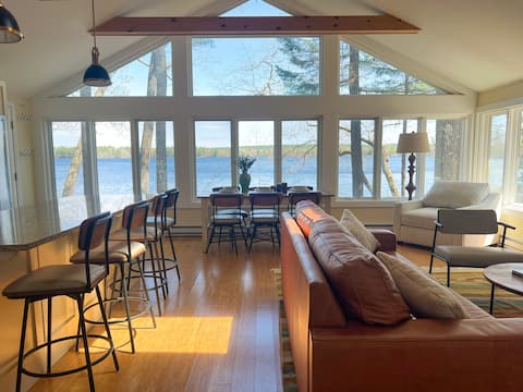 Lakefront cottage on water’s edge, close to town!