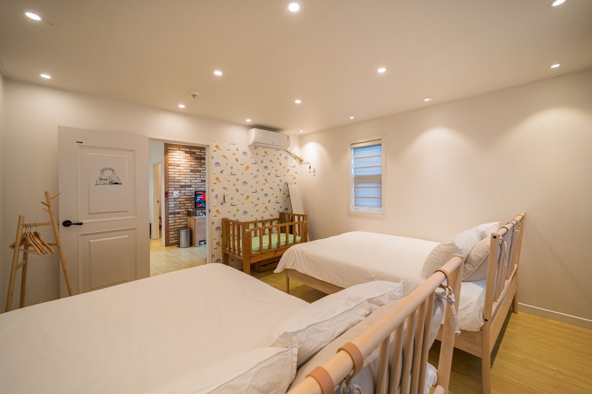 Joan Lee Kids House Kati i dytë Dhoma e gjumit 1 - 2 krevate dopio + 1 krevat për fëmijë të vegjël