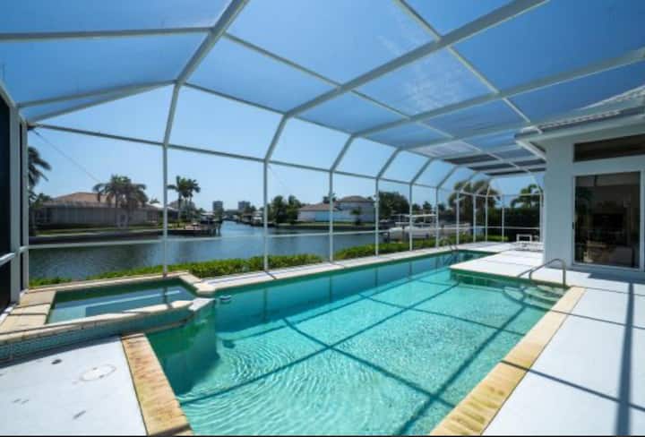 Stunning Sunsets, Spacious Waterfront Home - Marco Island