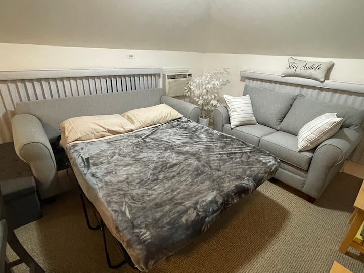 Დედოფლის ზომის გასაშლელი დივანი, დამატებითი საბნები. 