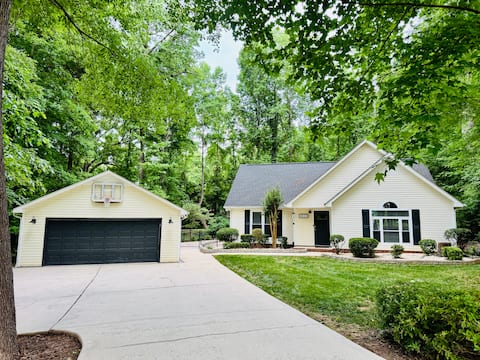 3BR Pet-Friendly Ranch | BigFenced Yard+Fire Pit