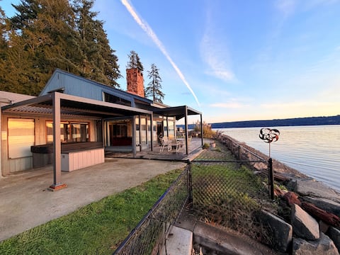 Oyster Beachfront home w/king bed, spa, EV charger