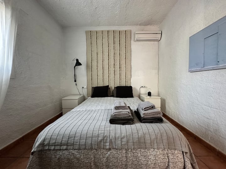 Druhá spálňa s uzavretými skrinkami a posteľou s rozmermi 145 x 200 cm, vybavená klimatizáciou