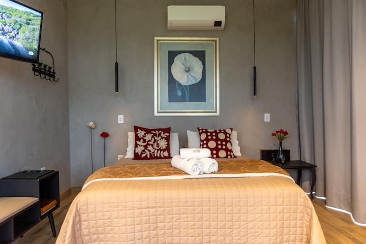 Ნომერში იშლება მთის ხედები, საწოლი დიდი ზომის, კონდიციონერი, ბლაქები, ზეწარი, ბალიშები და საბნები. Მას აქვს პატარა საკეტი საკიდებით ტანსაცმლის შესანახად, სარკე და ბარგის განავალი. Ტელევიზორი მრავალარხიანია BTV ‑ სთან ერთად. 