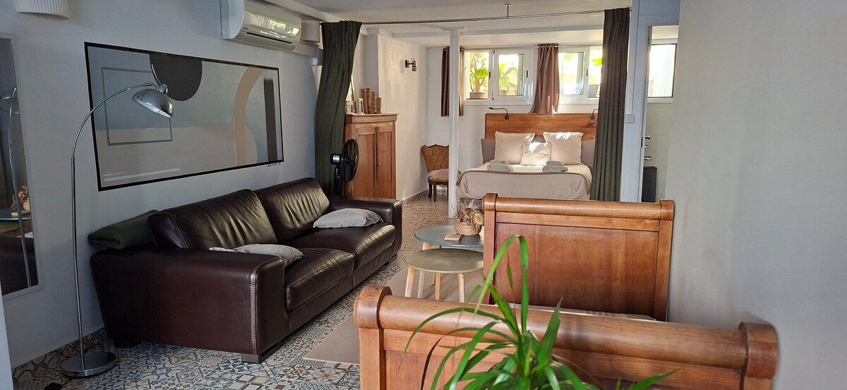 Top performing Airbnb: 45 m2 studio with 6 mm patio, a walk from the beach. in Torredembarra