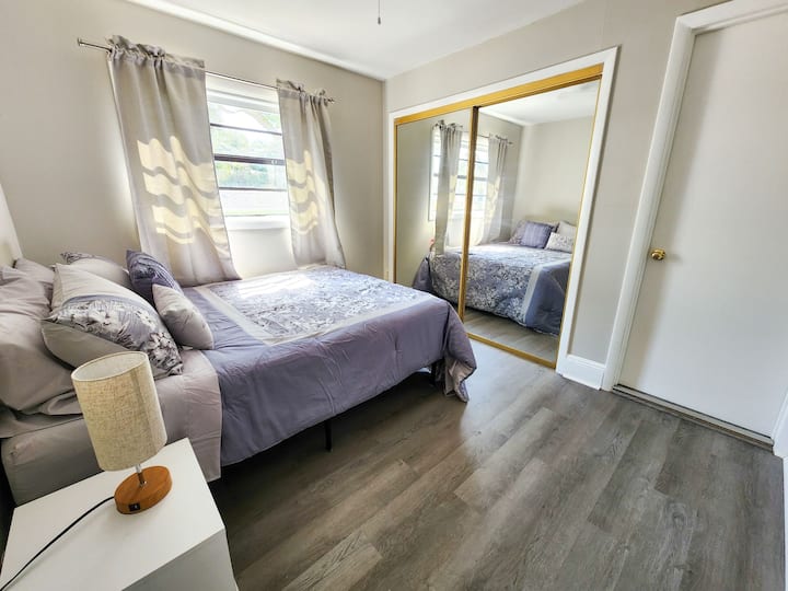 Camera da letto al 2 ° piano con letto matrimoniale. 