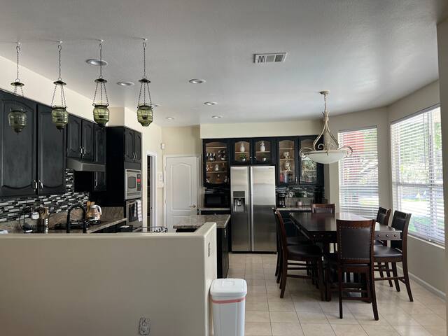 Large Luxury home in Las Vegas 10 min to the stip gallery image 4