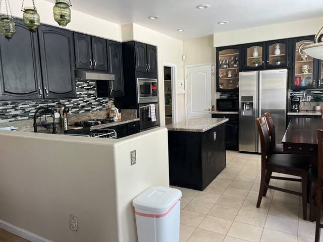 Large Luxury home in Las Vegas 10 min to the stip gallery image 5