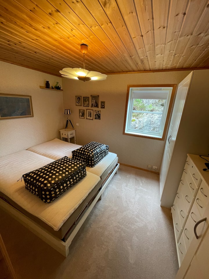 « The beige room »
Lit double (180x200)
La literie et les serviettes pour les voyageurs se trouvent dans les sacs au-dessus de chaque lit (noir et blanc pointillés). 
Beaucoup d'espace de rangement pour vos vêtements dans des armoires.